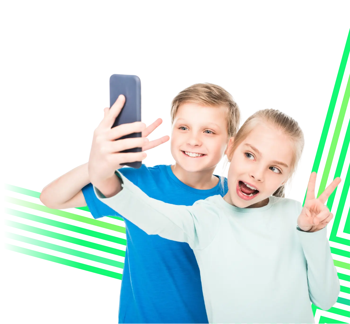 Wesołe małe dzieci robiące selfie ze smartfonem